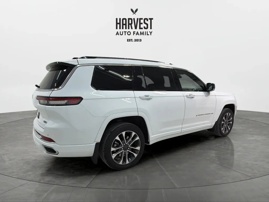 2023 Jeep Grand Cherokee Overland Sport photo 3