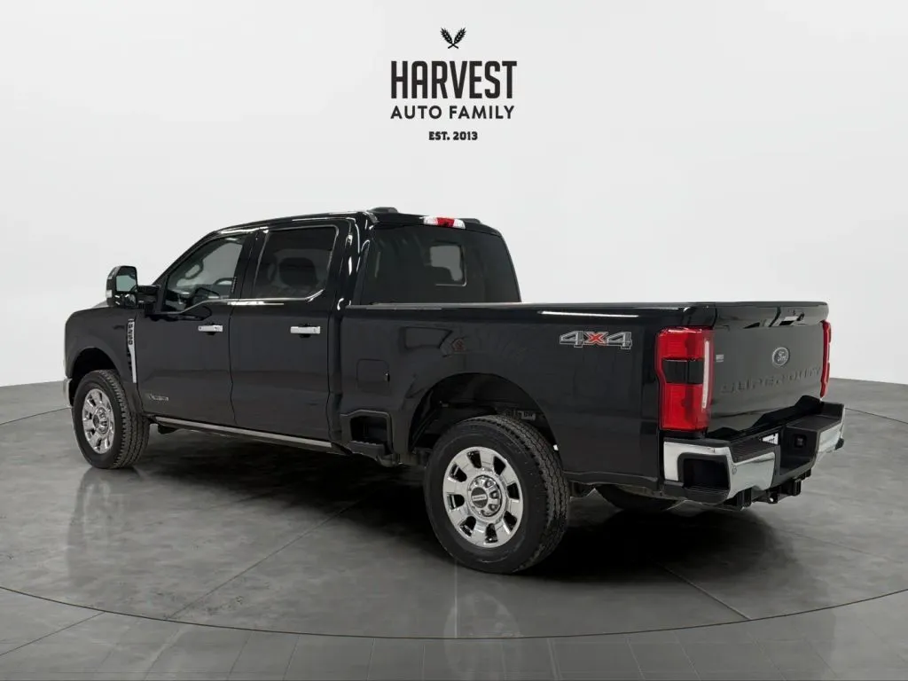 2023 Ford F-250 Lariat photo 2