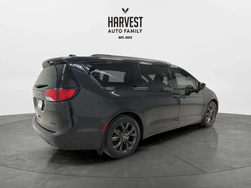 2019 Chrysler Pacifica Limited photo 3