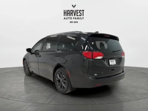 More photos of 2019 Chrysler Pacifica Limited Minivan 4D at Harvest Auto Family, NE
