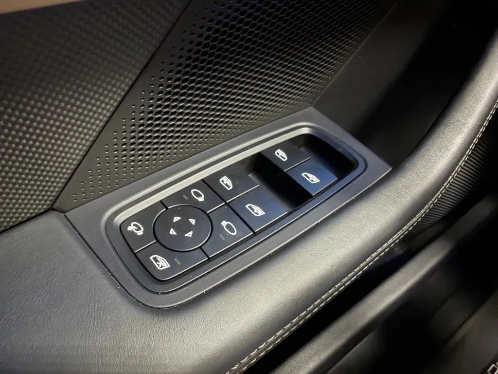 Porsche Taycan photo 33