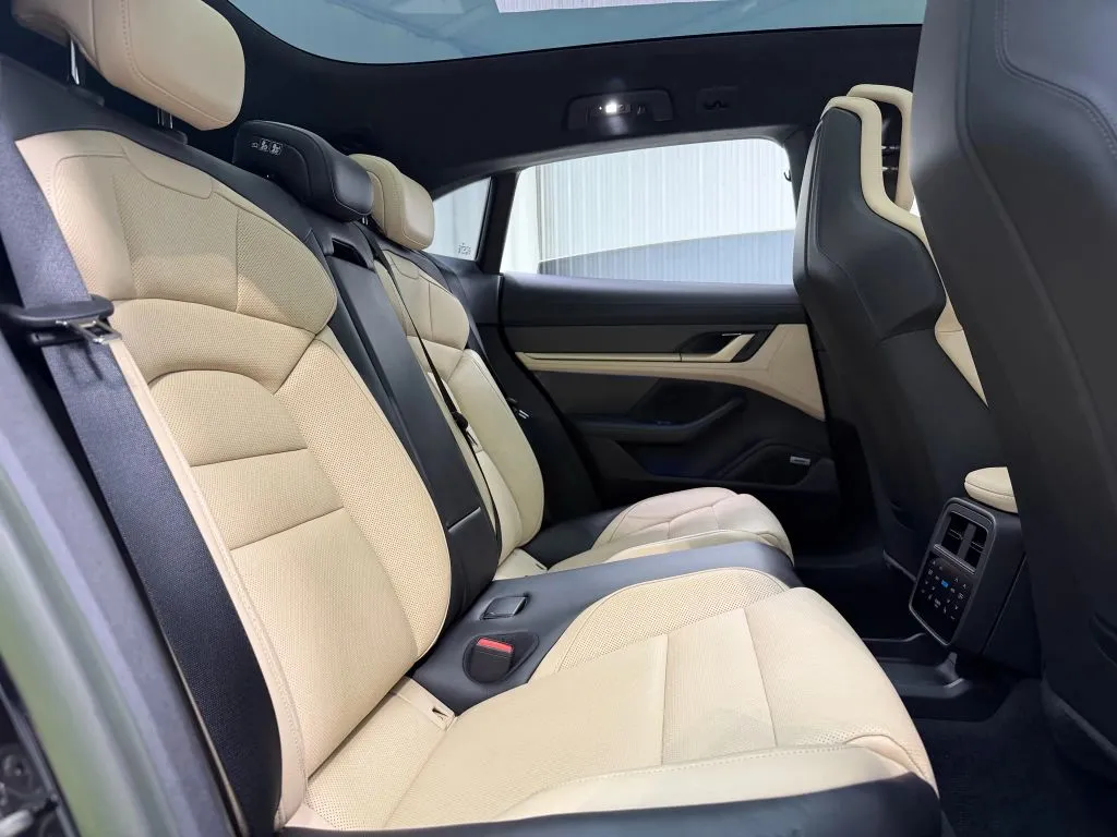 Porsche Taycan photo 20