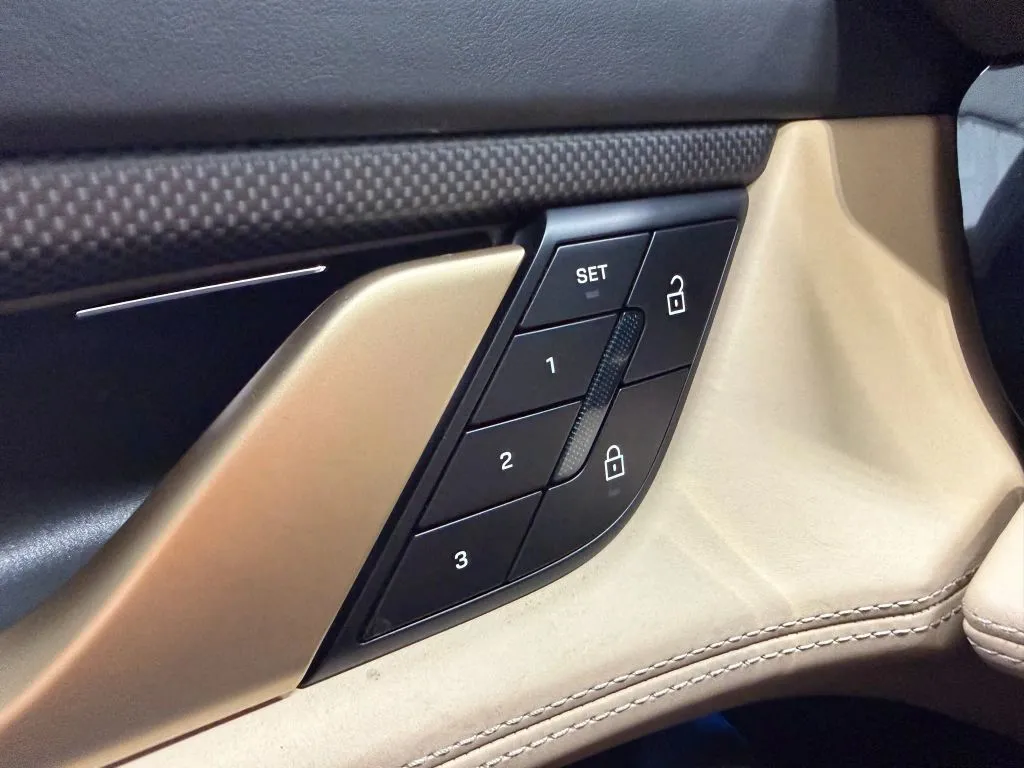 Porsche Taycan photo 34