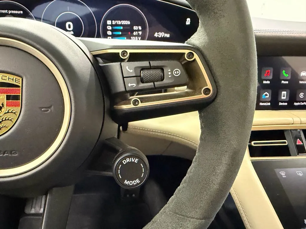 Porsche Taycan photo 37