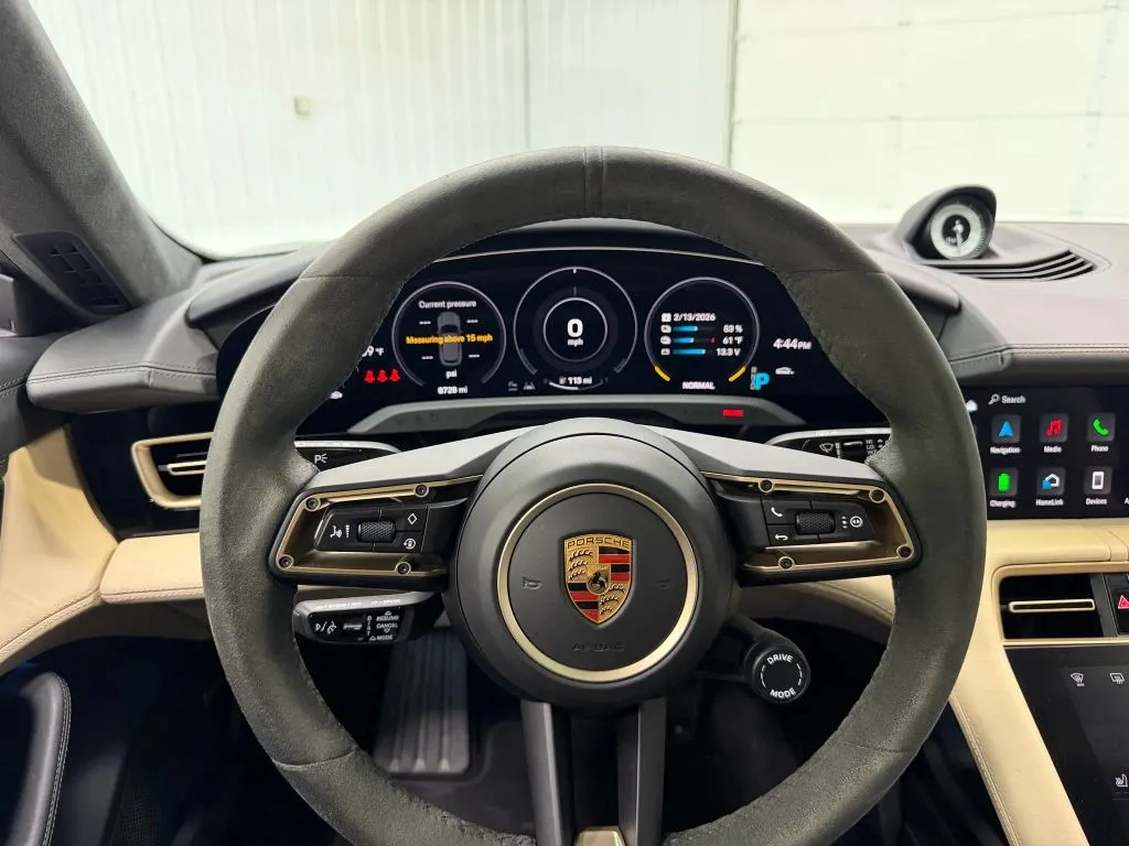 Porsche Taycan photo 23