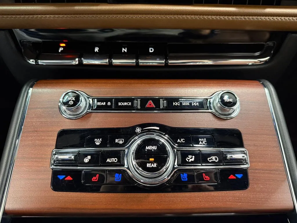 Lincoln Aviator photo 26