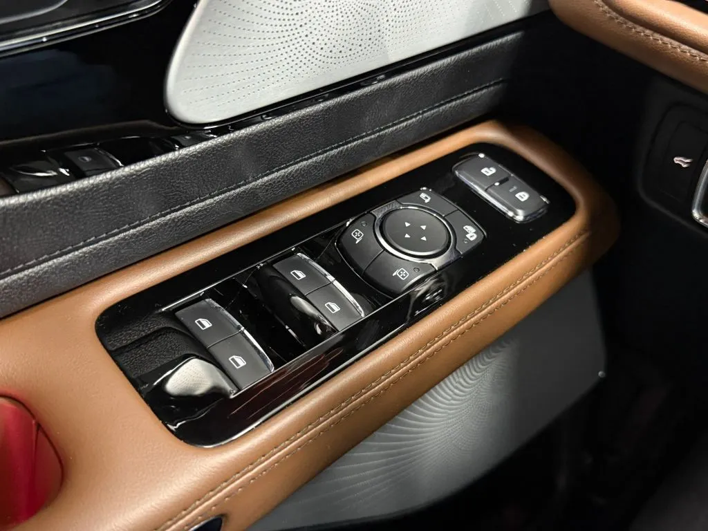 Lincoln Aviator photo 32