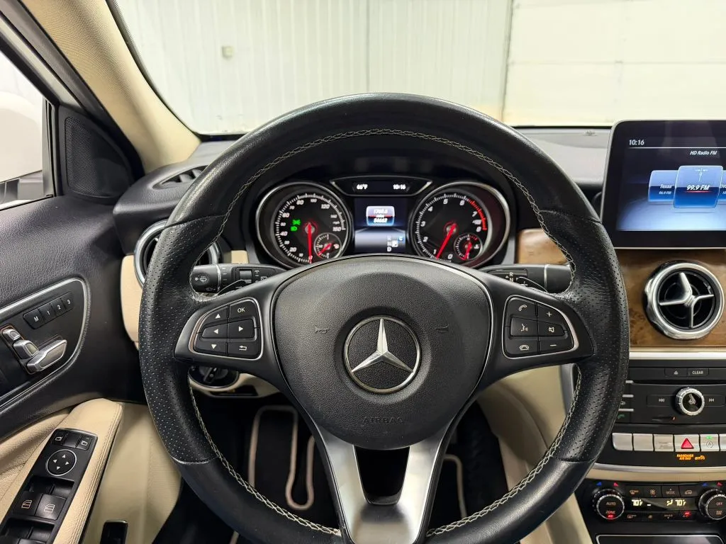 Mercedes-Benz GLA photo 20