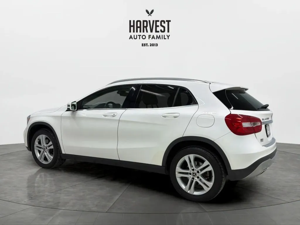 Mercedes-Benz GLA photo 3