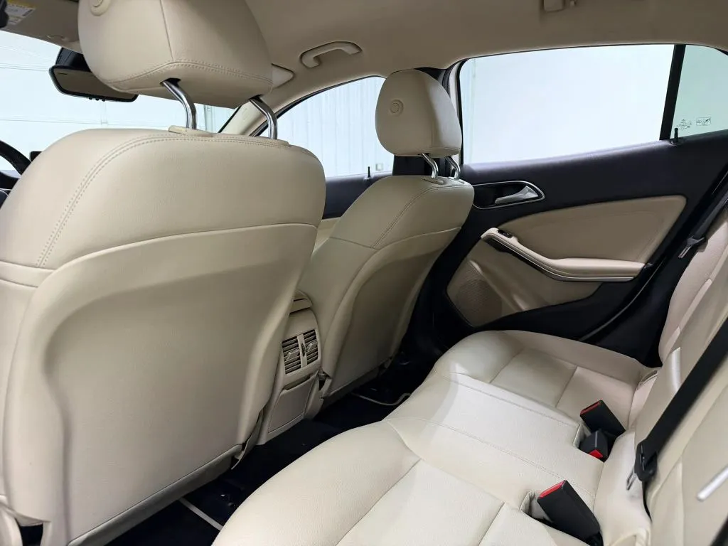 Mercedes-Benz GLA photo 16