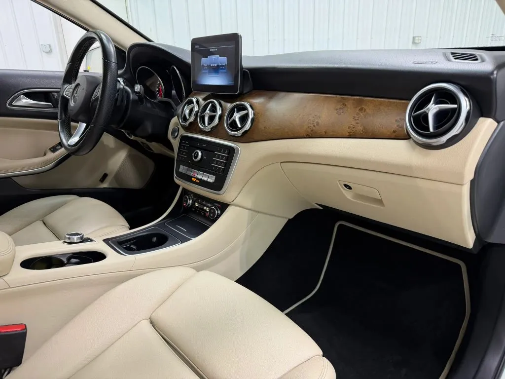 Mercedes-Benz GLA photo 14