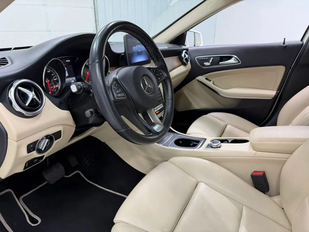 Mercedes-Benz GLA photo 12
