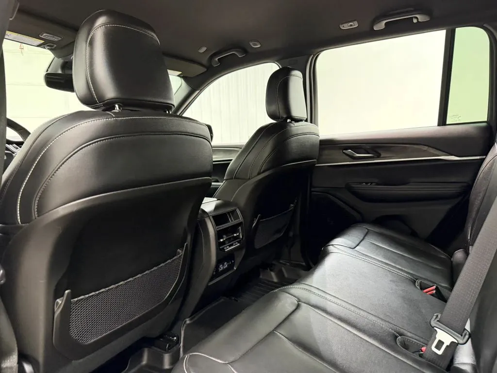 Jeep Grand Cherokee photo 16