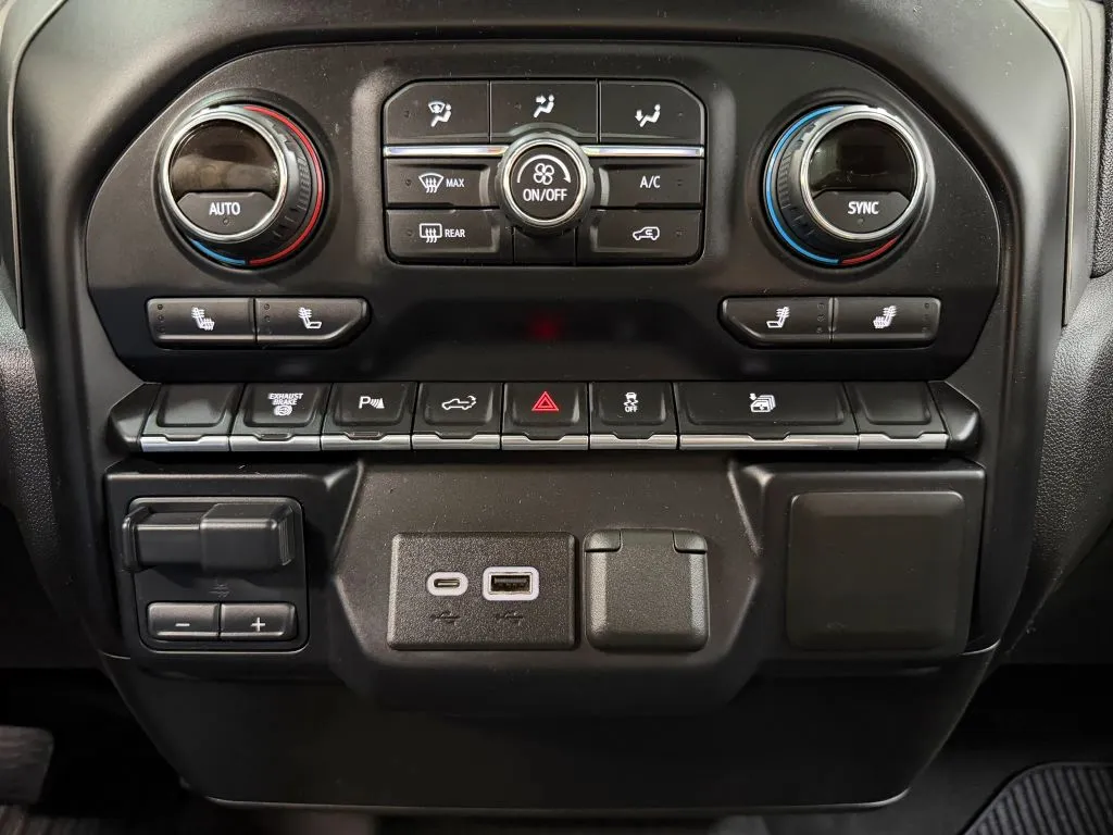Chevrolet 3500HD photo 24