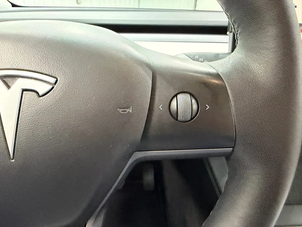 Tesla Model Y photo 27