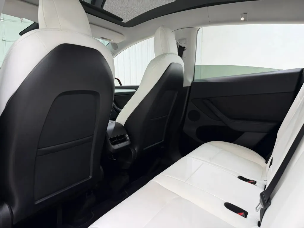 Tesla Model Y photo 16