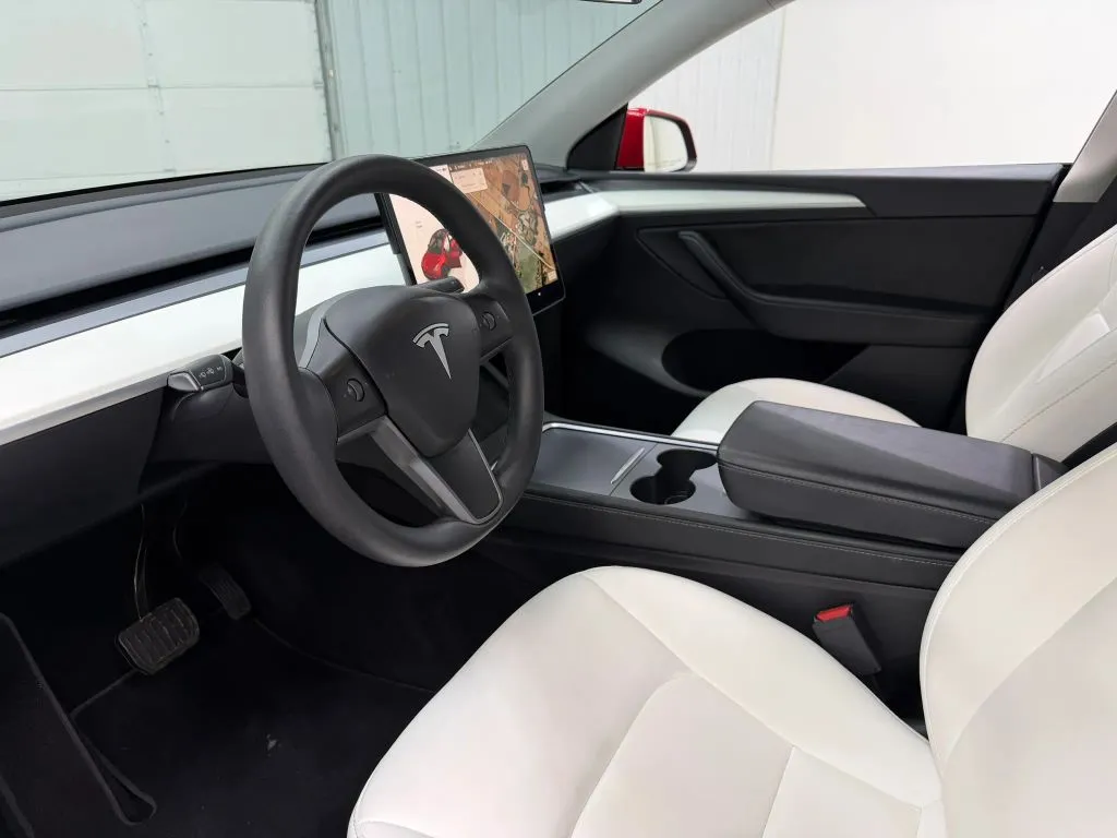 Tesla Model Y photo 12