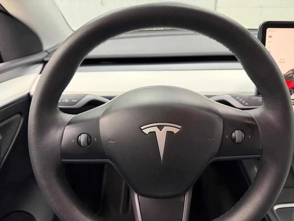 Tesla Model Y photo 20