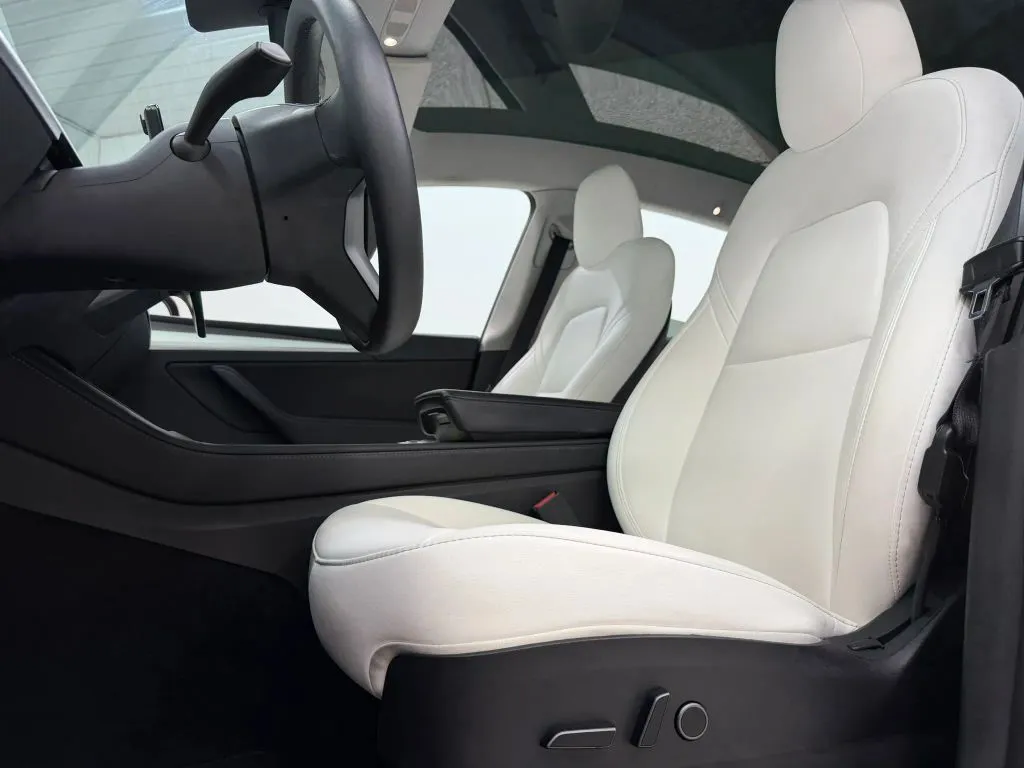 Tesla Model Y photo 15
