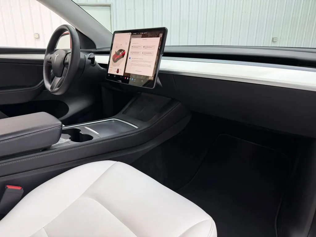Tesla Model Y photo 14