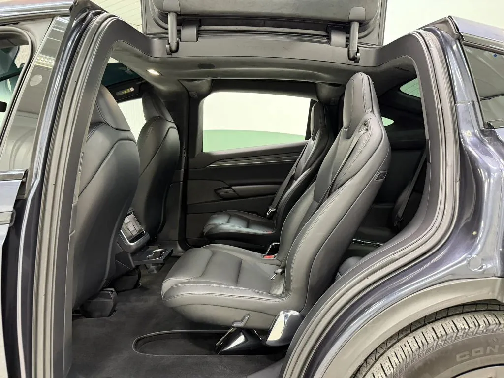 Tesla Model X photo 17