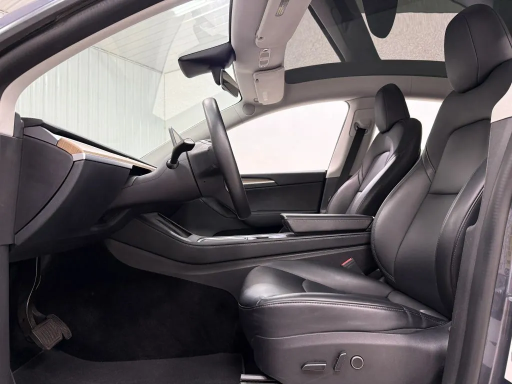 Tesla Model Y photo 16