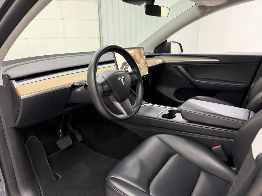 Tesla Model Y photo 13