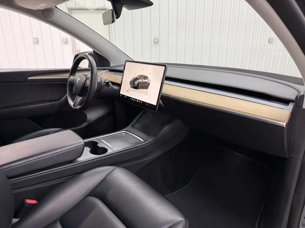 Tesla Model Y photo 15