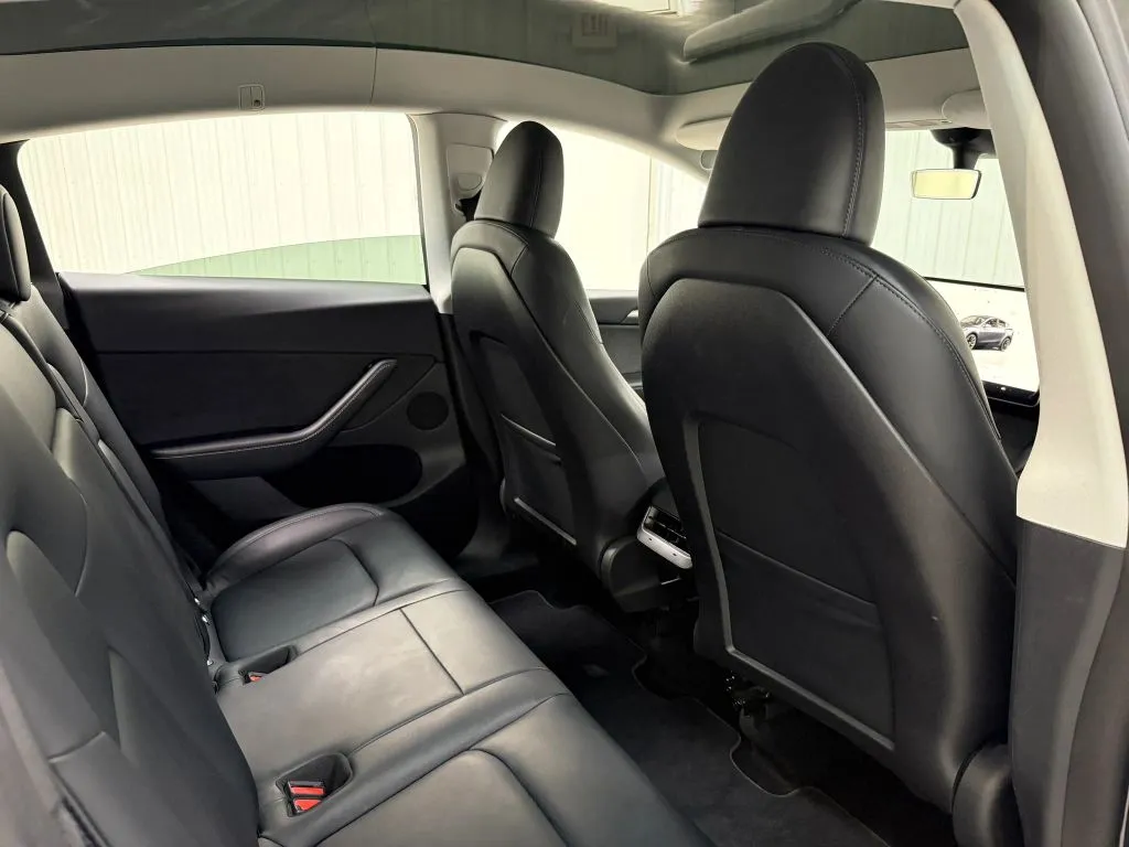 Tesla Model Y photo 18