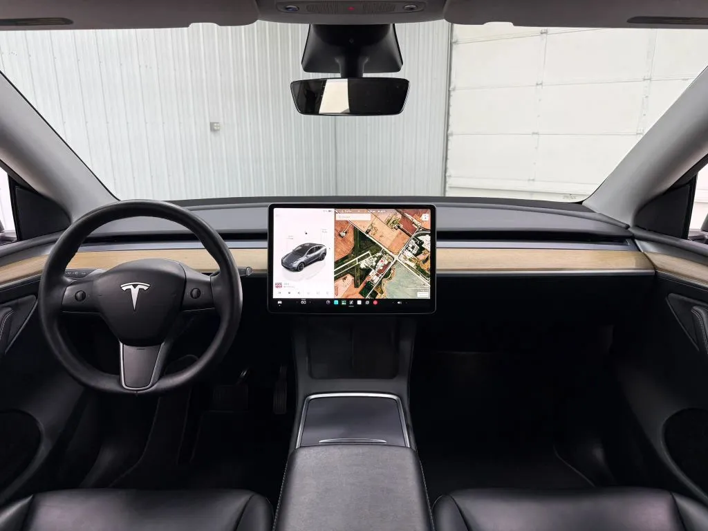 Tesla Model Y photo 14