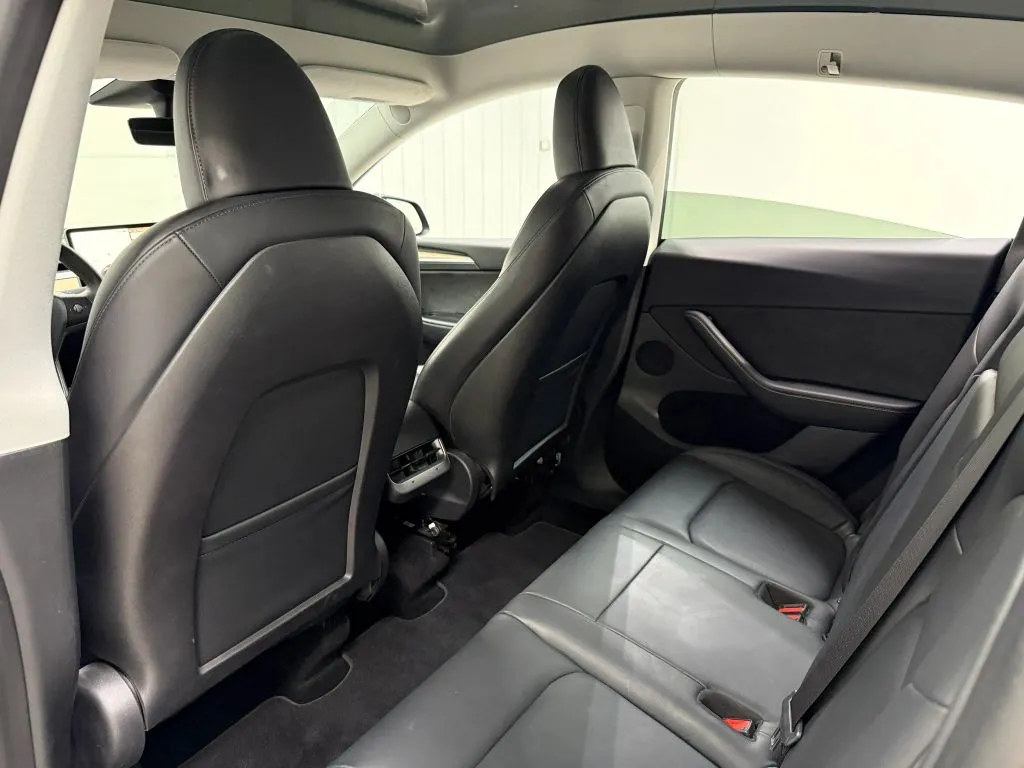 Tesla Model Y photo 17