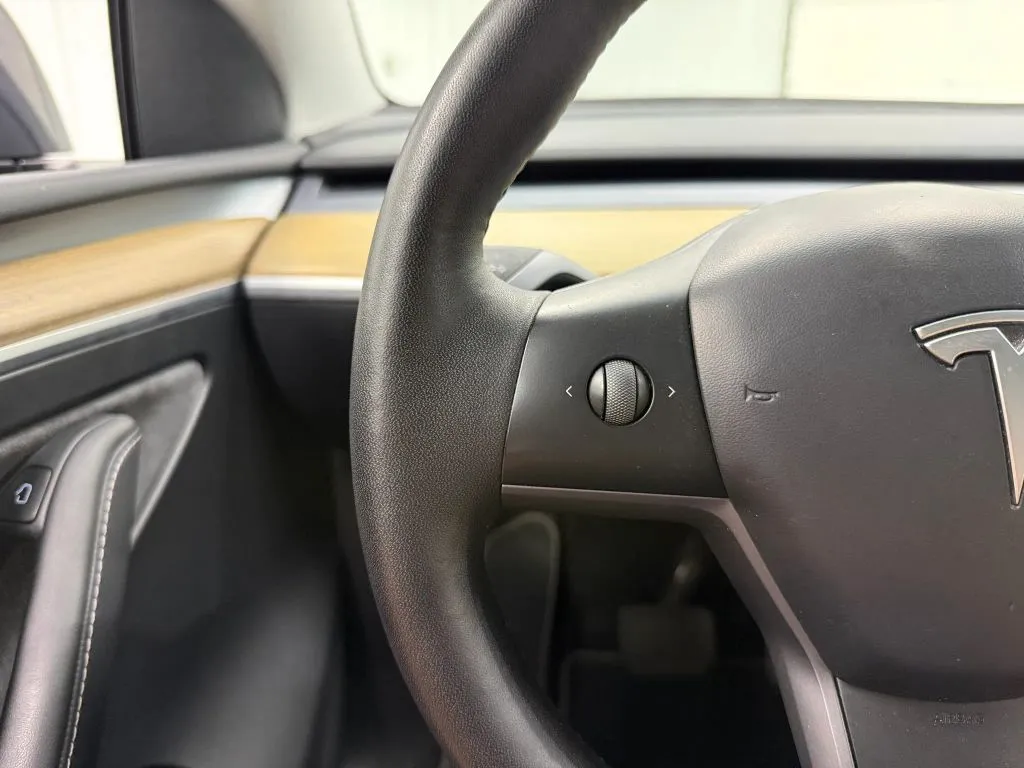 Tesla Model Y photo 26