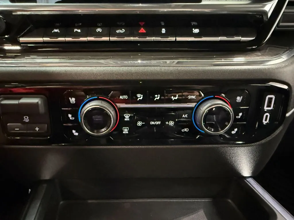 Chevrolet Silverado photo 22