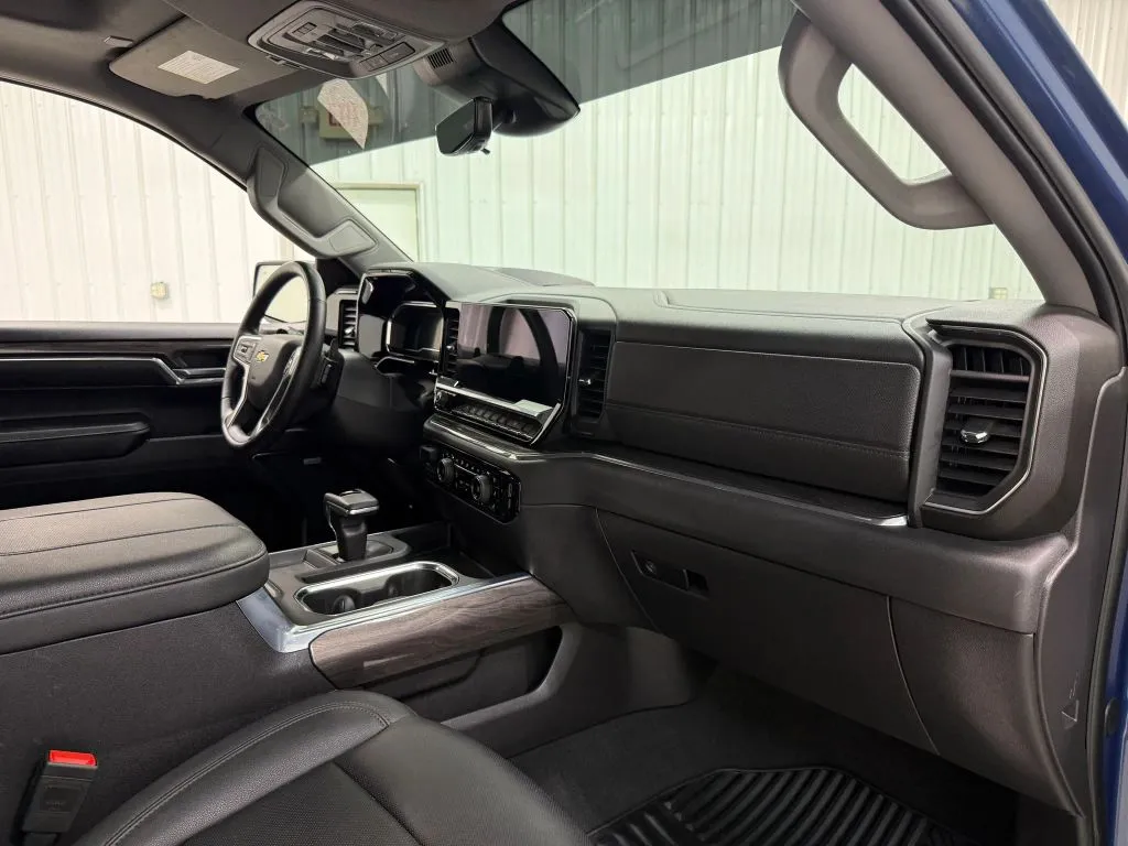 Chevrolet Silverado photo 14