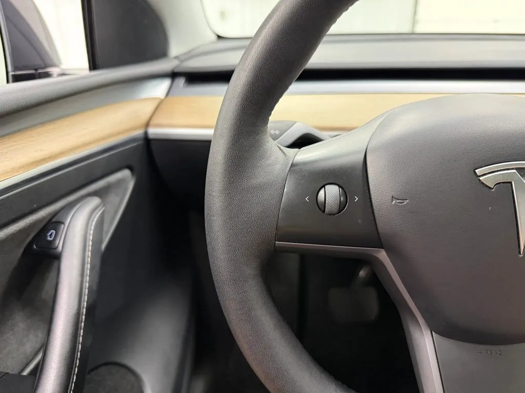Tesla Model Y photo 28
