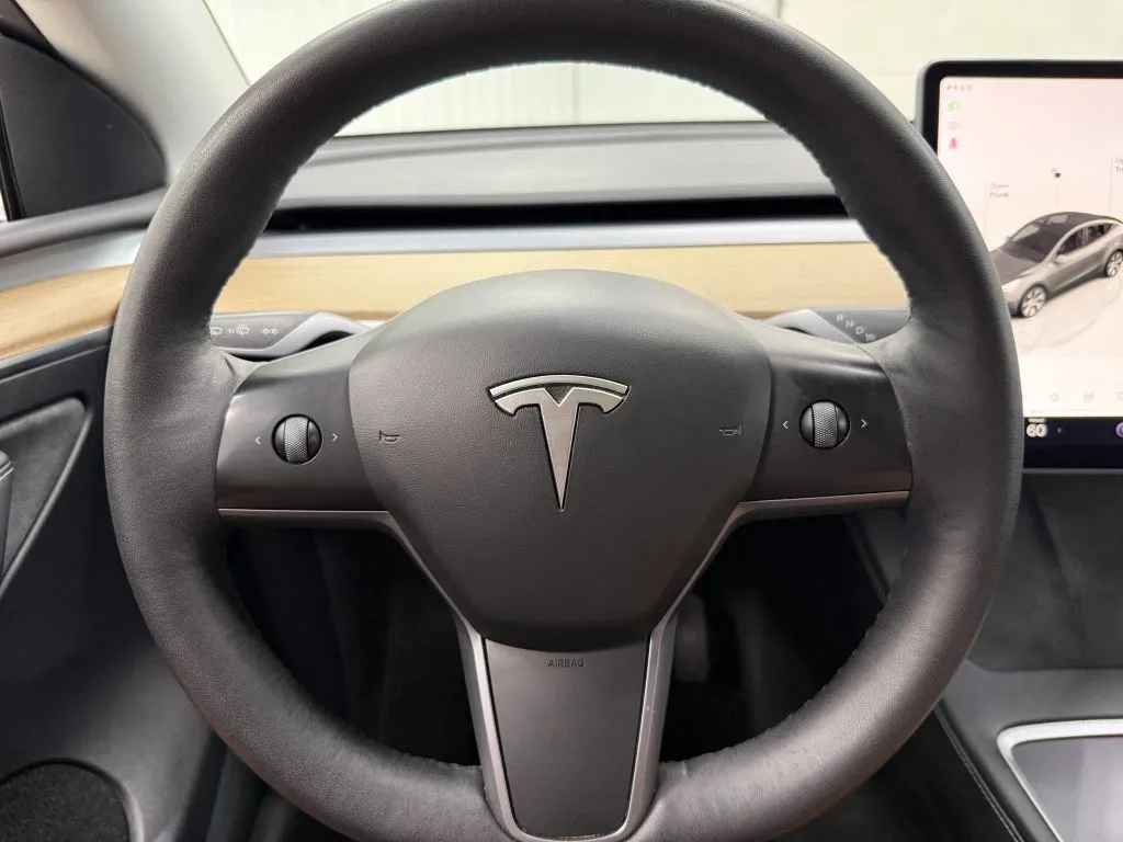 Tesla Model Y photo 22