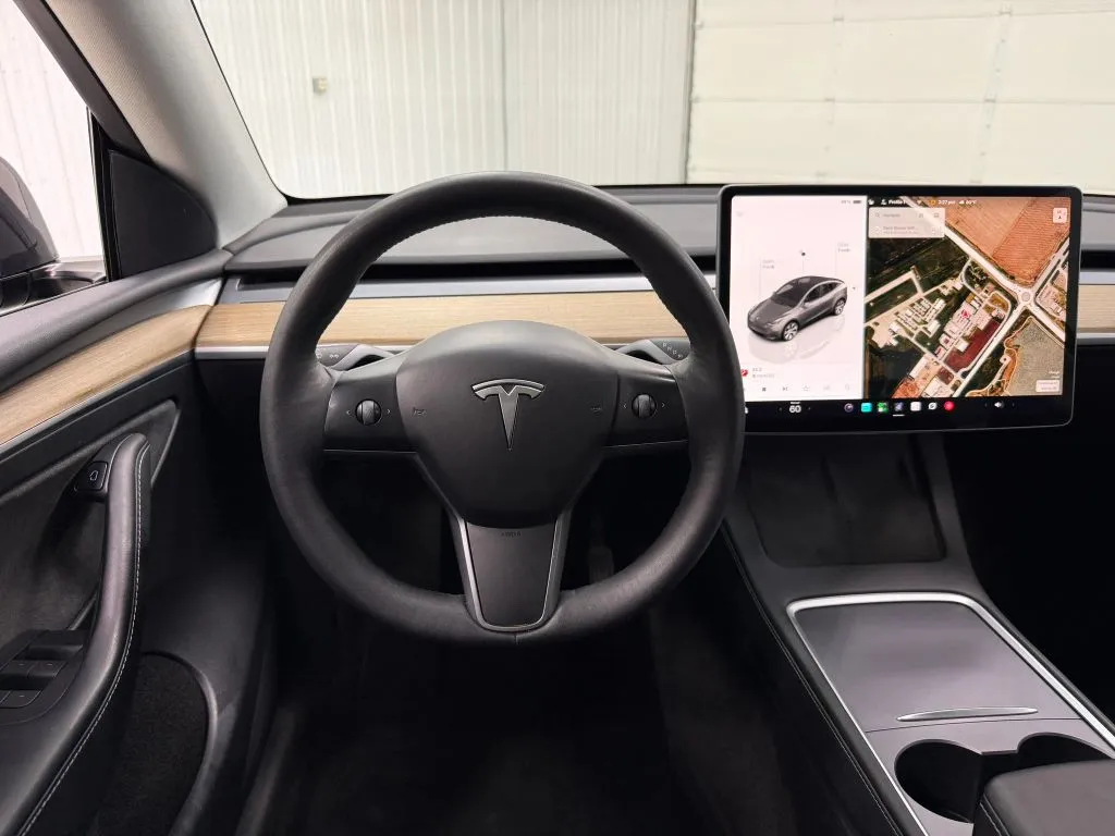 Tesla Model Y photo 21
