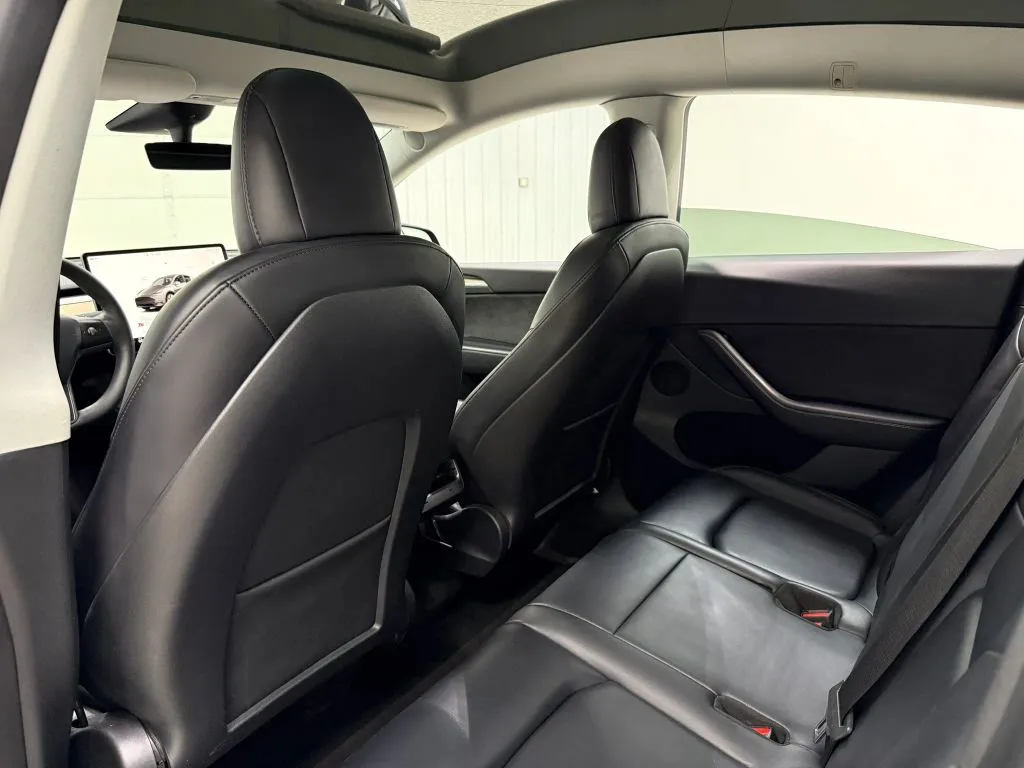 Tesla Model Y photo 16