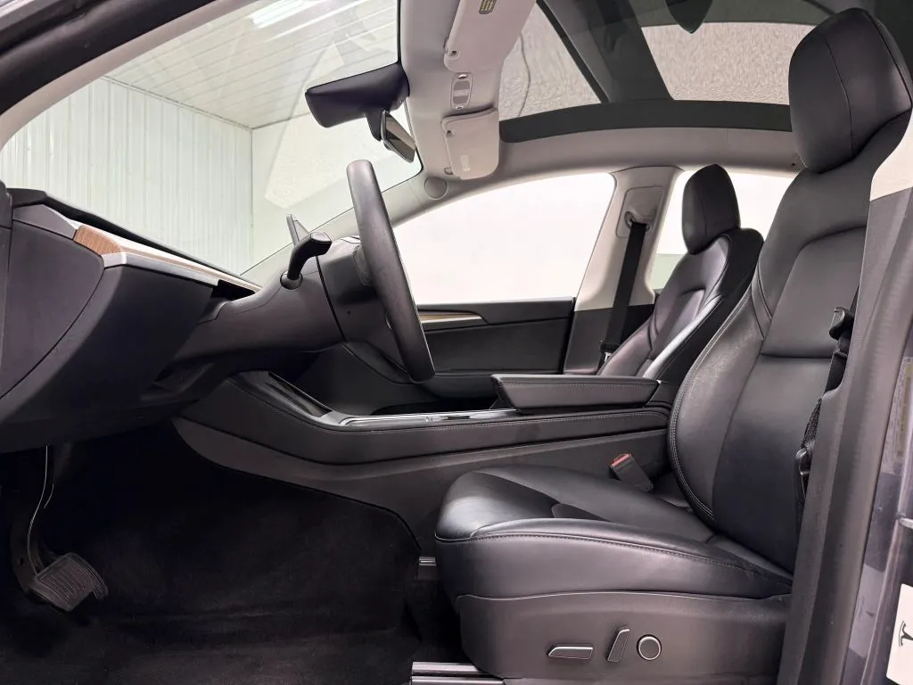 Tesla Model Y photo 15