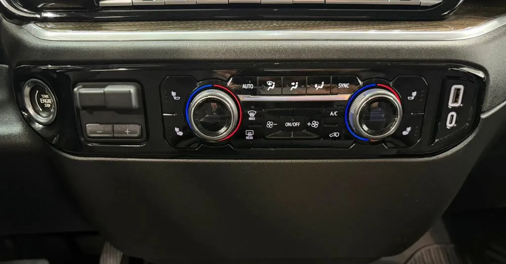 Chevrolet Silverado photo 23
