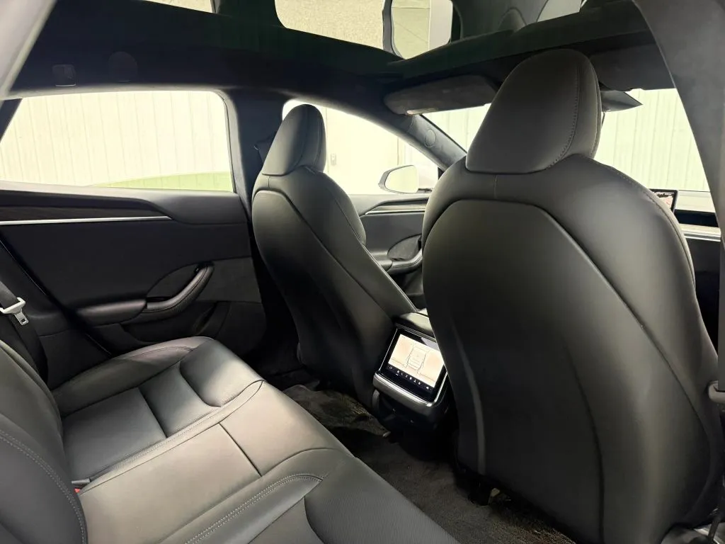 Tesla Model S photo 17