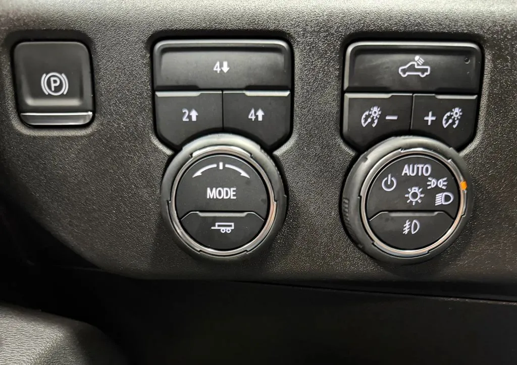 Chevrolet Silverado photo 27