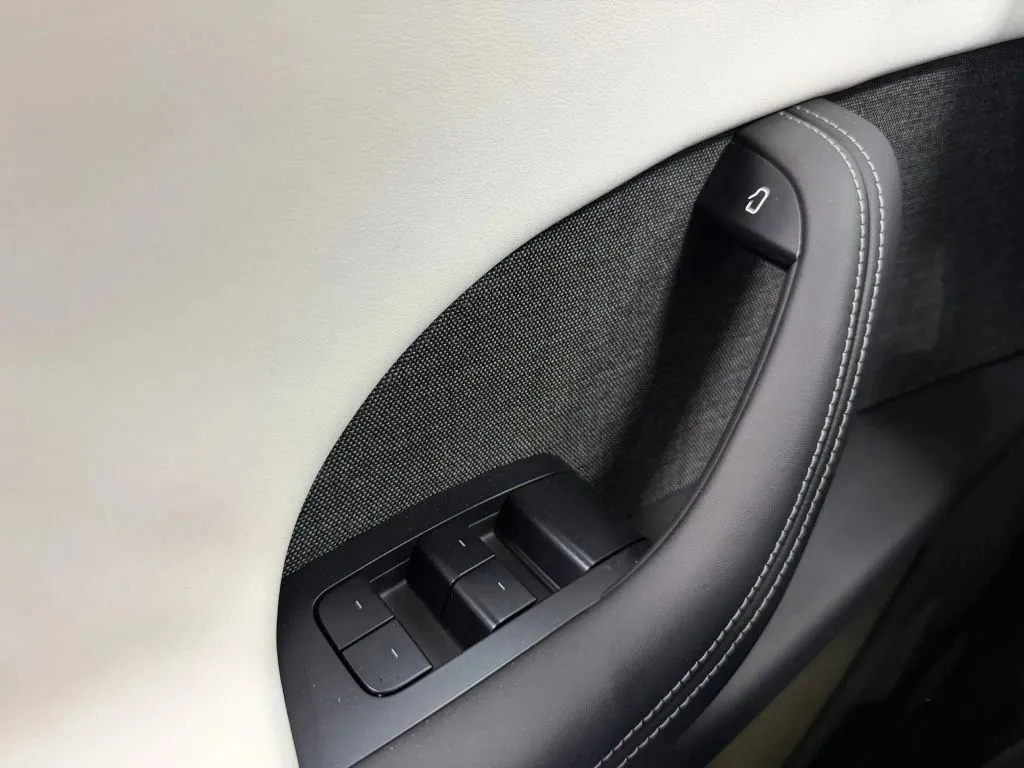 Tesla Model X photo 33