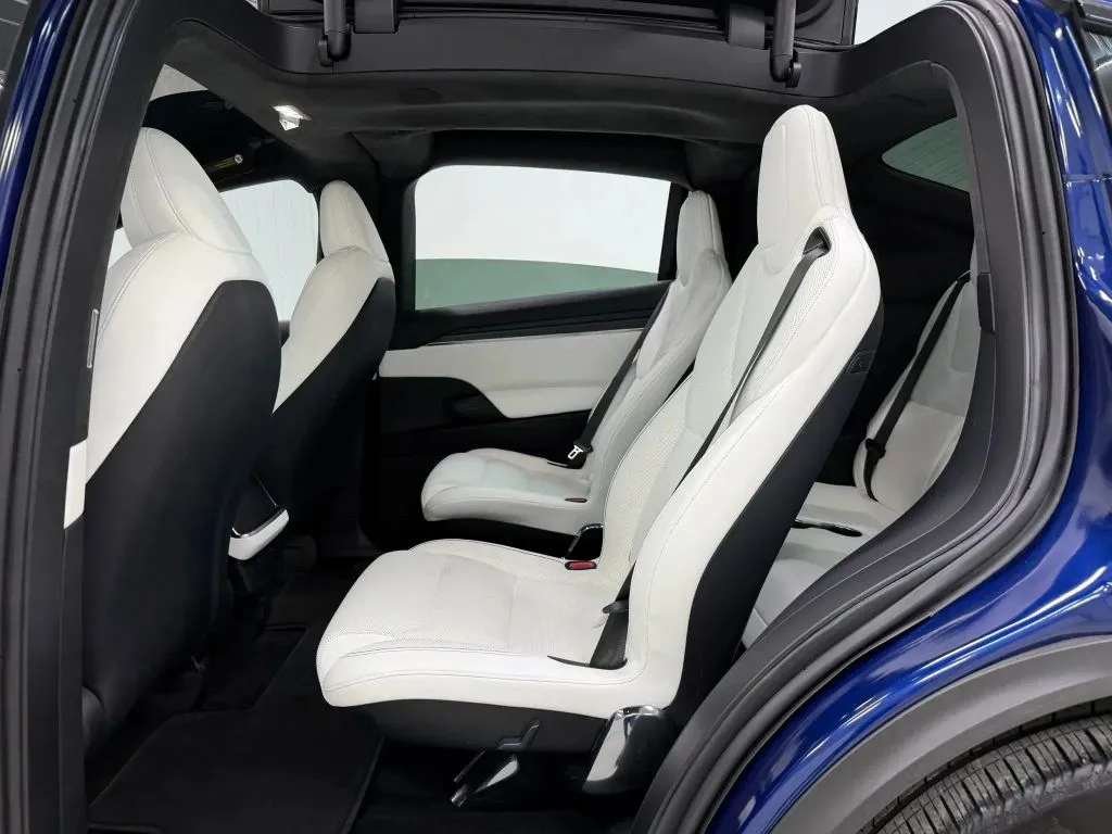 Tesla Model X photo 17