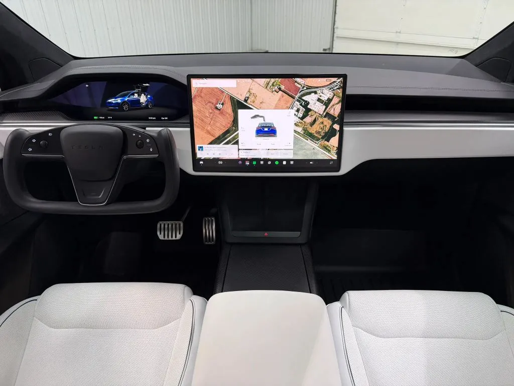 Tesla Model X photo 13