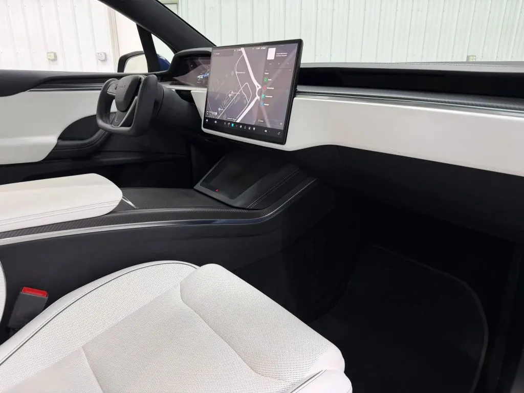 Tesla Model X photo 14