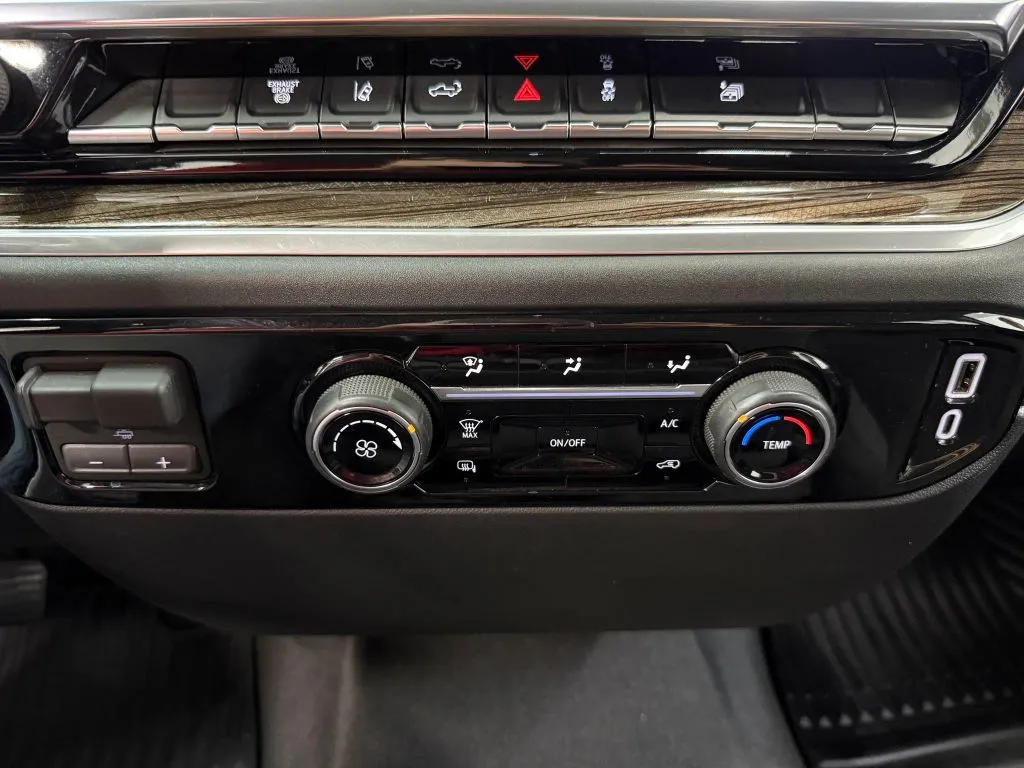 Chevrolet Silverado photo 24