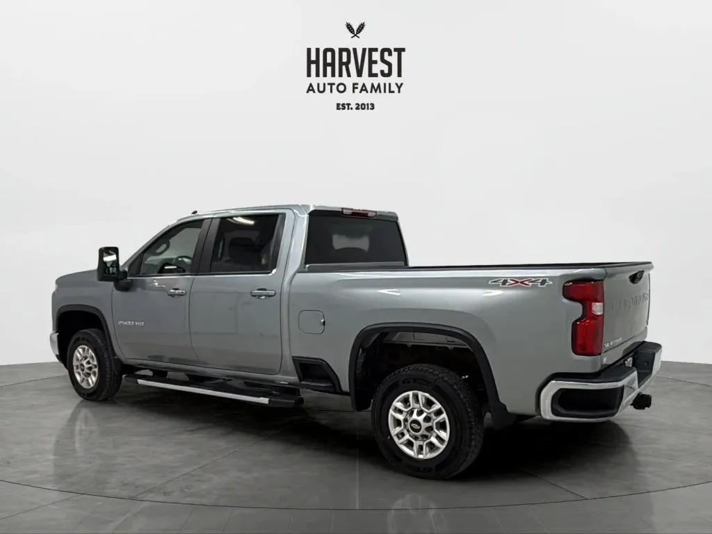 Chevrolet Silverado photo 3