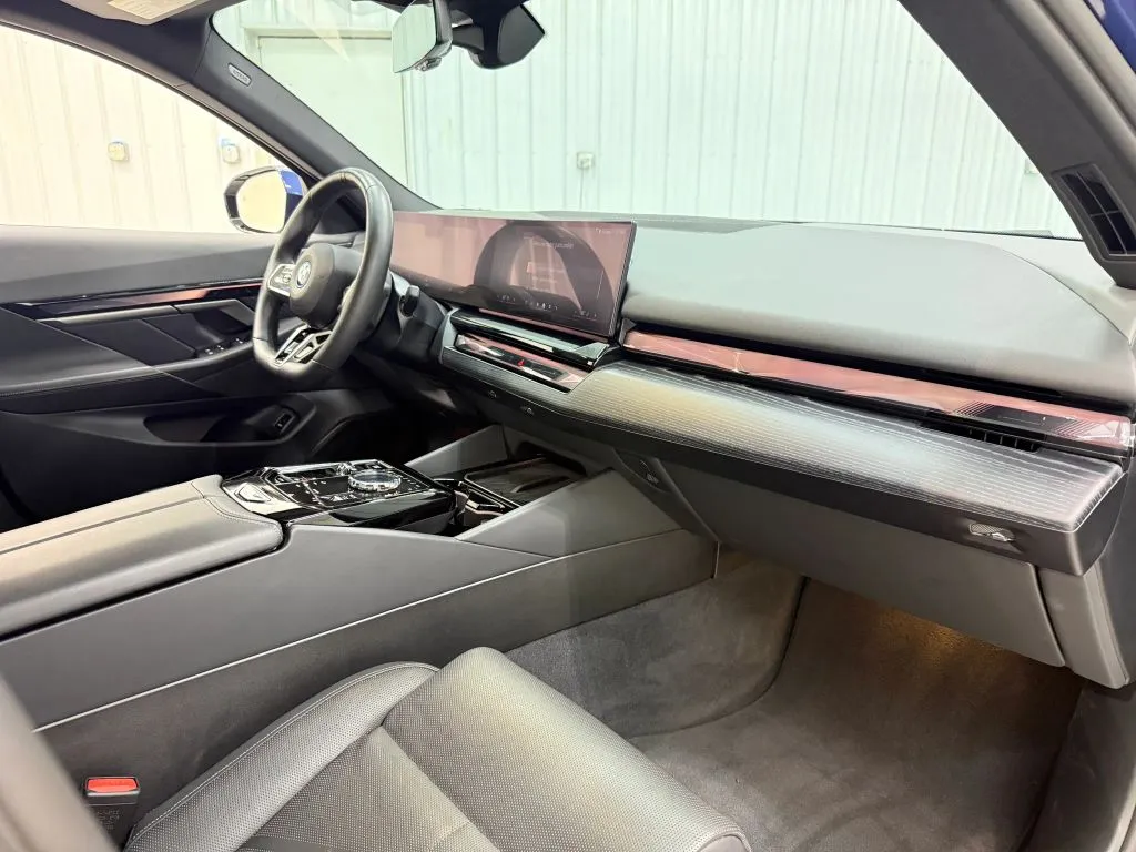 BMW i5 photo 14