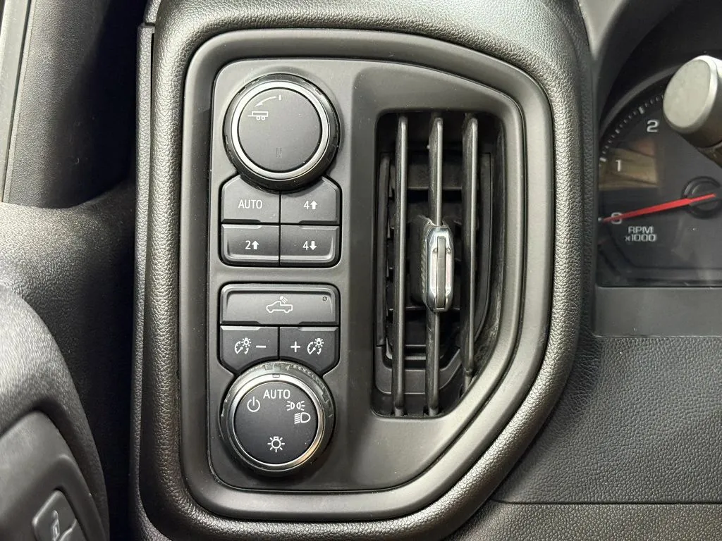 Chevrolet Silverado photo 25